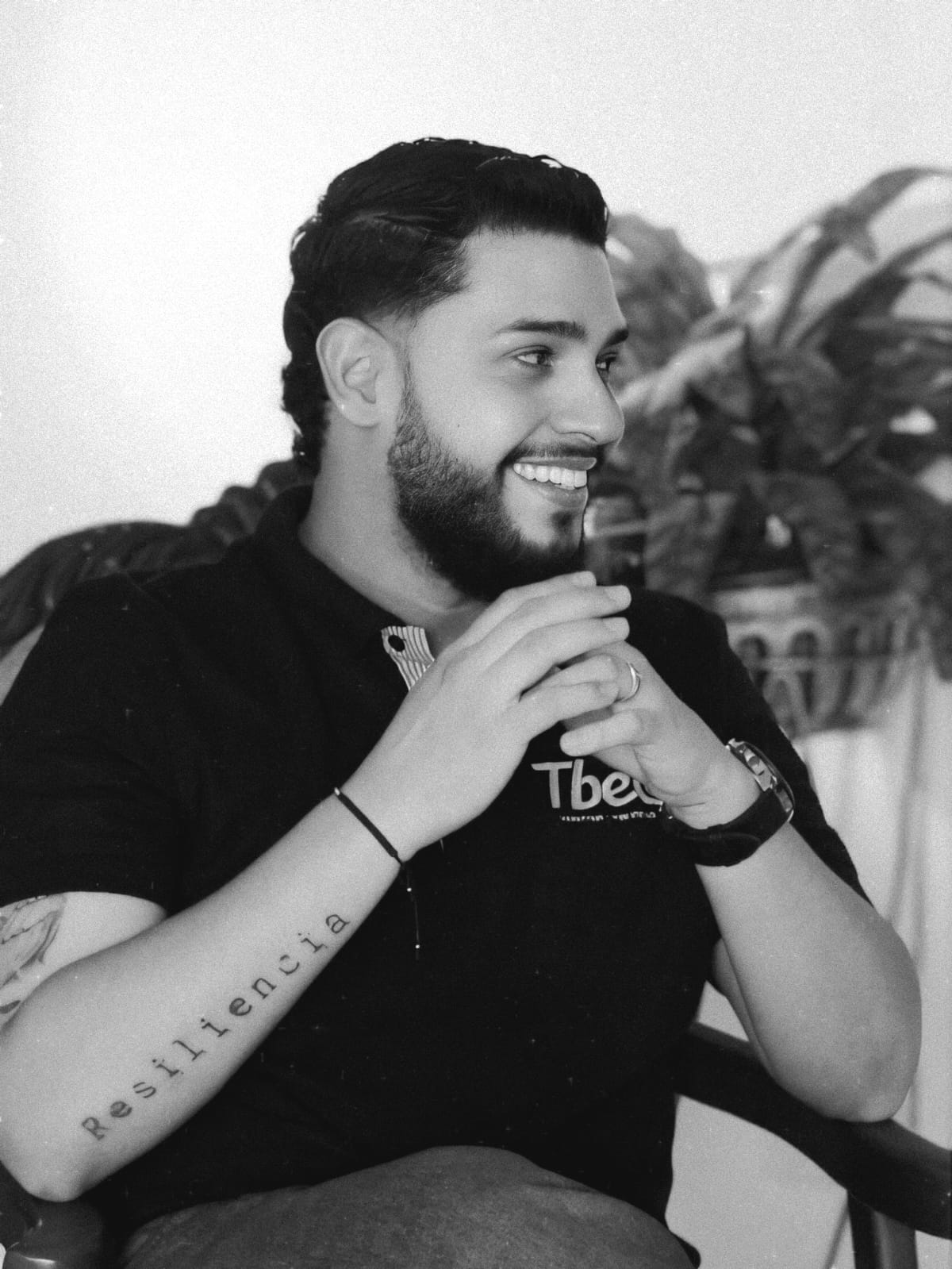 Retrato en blanco y negro de Sebastián B., fundador de TBEO